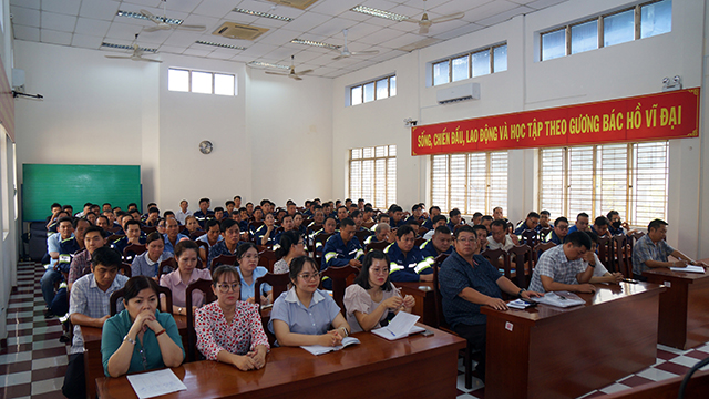 hình ảnh ban lãnh đạo cùng đại diện công nhân viên Công ty